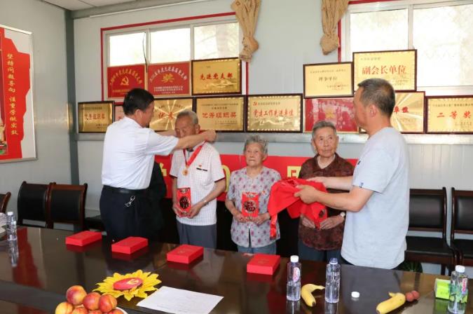 走訪(fǎng)慰問(wèn)老黨員 深入實(shí)際學(xué)黨史—— 市政府國資委慰問(wèn)泓源公司老黨員、困難黨員(圖2)
